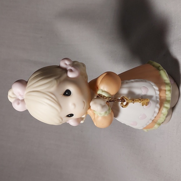 Vintage 1998 Precious Moments "Love Is The Key" Figurine in Original Box - Picture 1 of 8